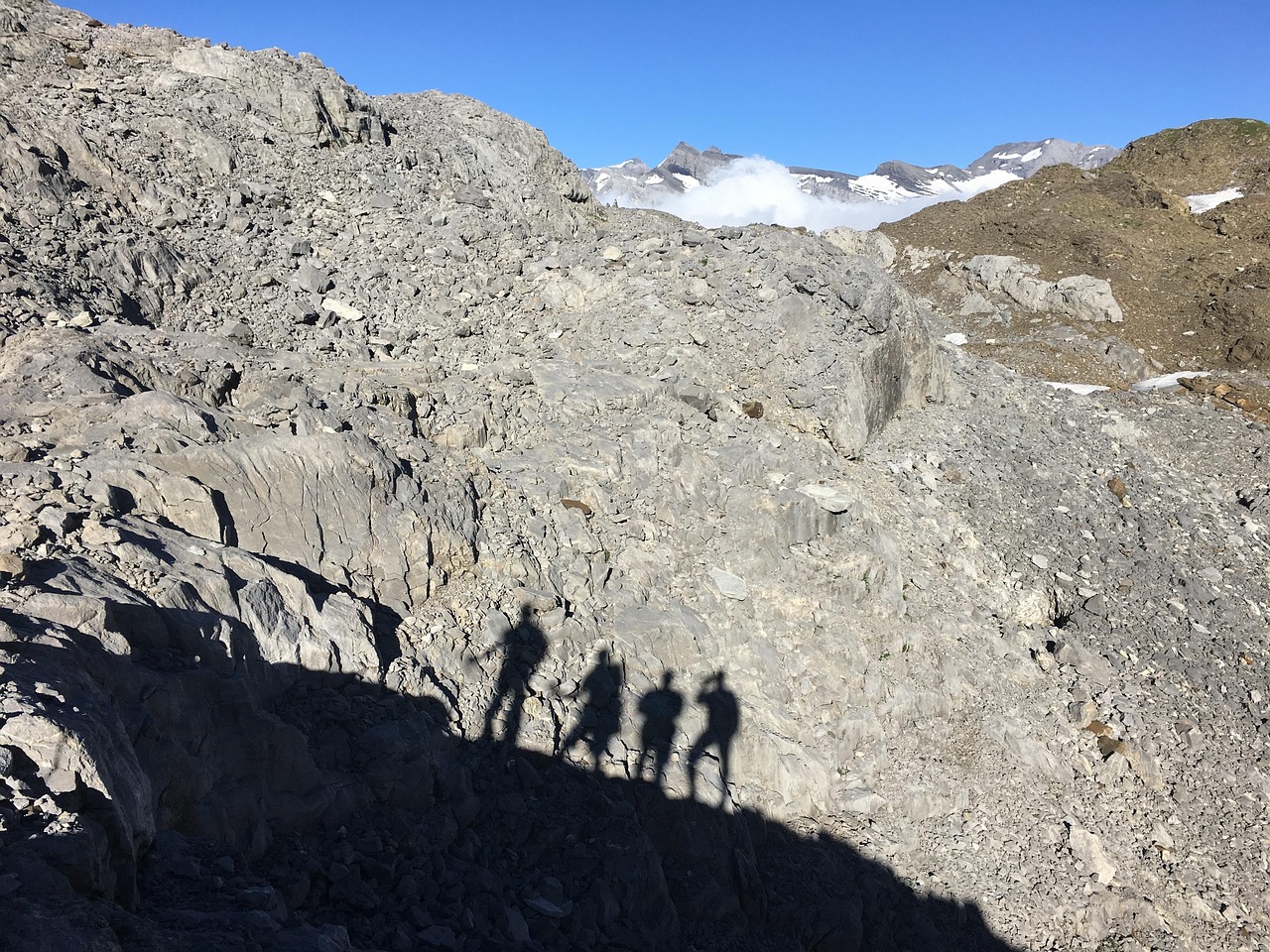 登山之旅，男生如何以独特姿势在爬山旅游中拍照